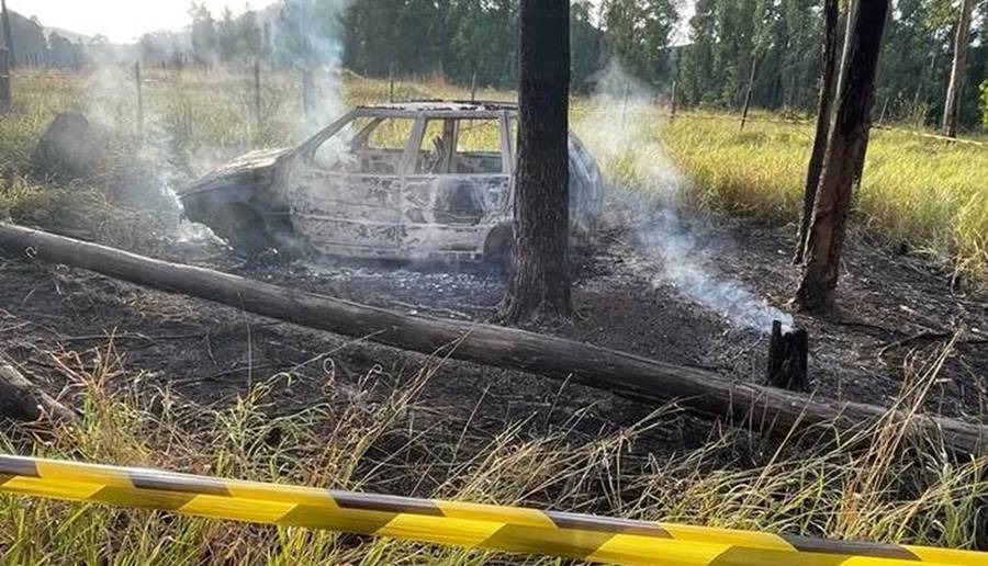 Passageiro morre carbonizado após carro bater em árvore e pegar fogo em Ervália