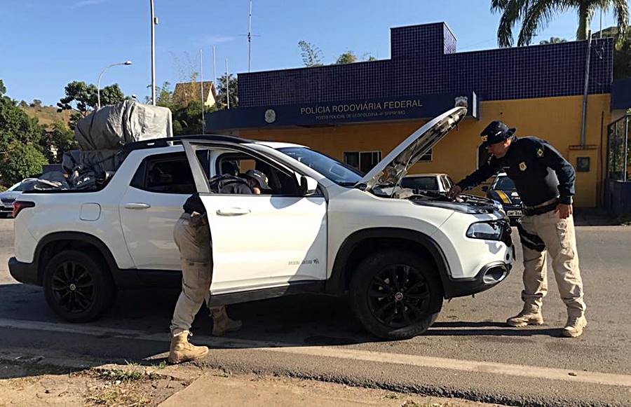 Fiscalização da PRF em Leopoldina recupera caminhonete roubada no Rio de Janeiro