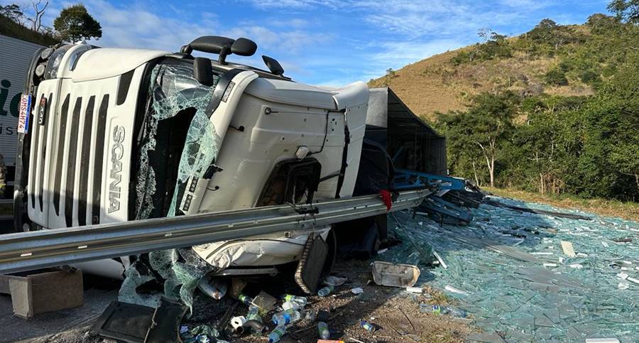 Carreta carregada com 31 toneladas de vidro tomba na BR-116 em Leopoldina