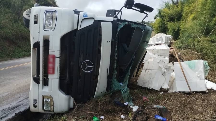 Carreta carregada com celulose tomba na BR-116 em Leopoldina