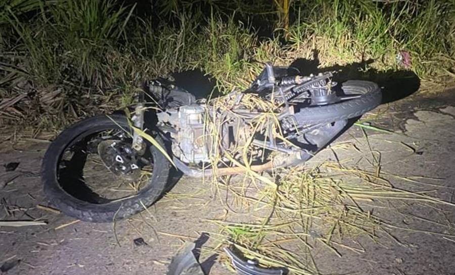 Motociclista morre após acidente com carro que tentava ultrapassar carreta em Bicas
