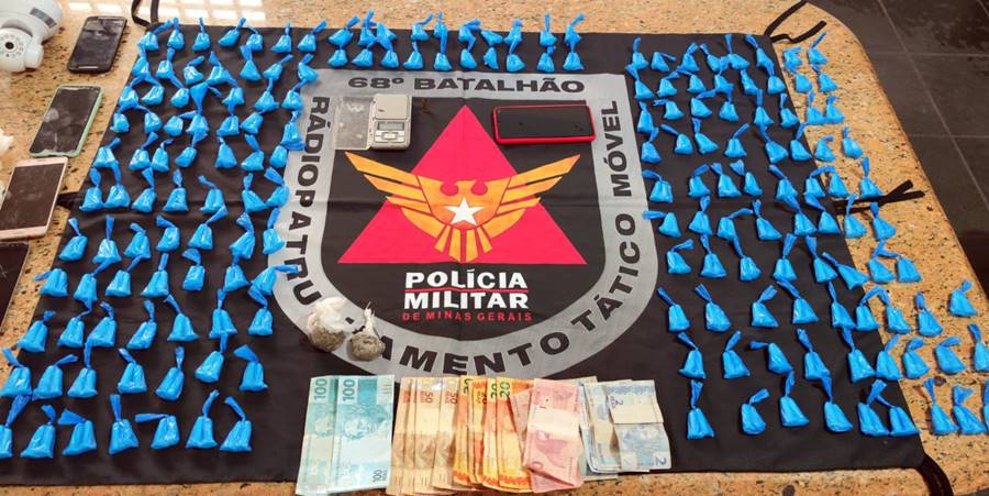 PM prende suspeito de tráfico com mais de 360 pinos de cocaína dentro de casa em Leopoldina