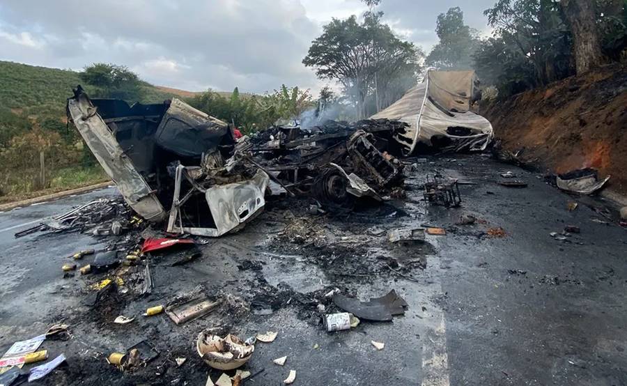 Quatro pessoas morrem após batida entre carreta e caminhão na BR-116 em Manhuaçu