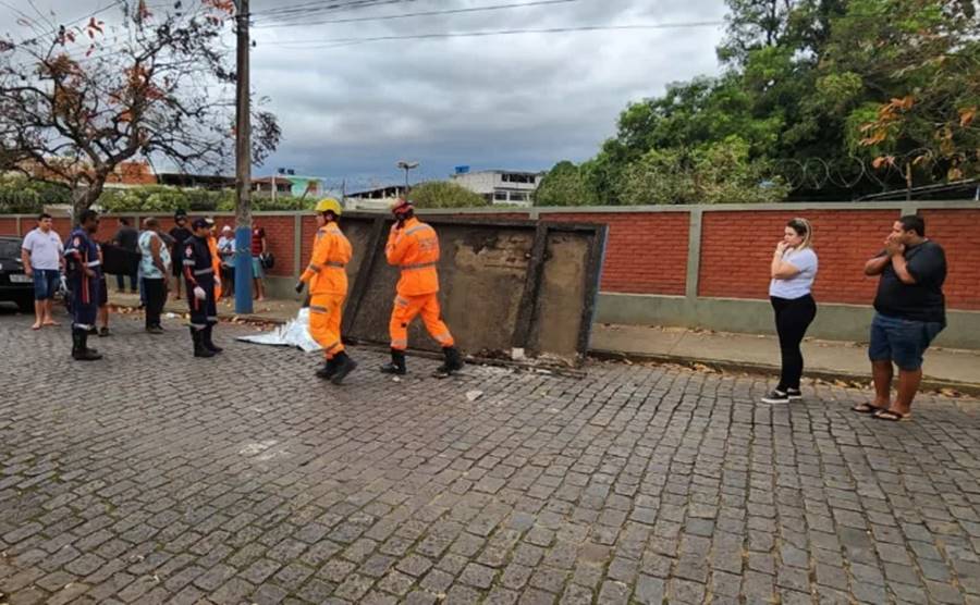 Cobertura de ponto de ônibus desaba e mata adolescente em Cataguases