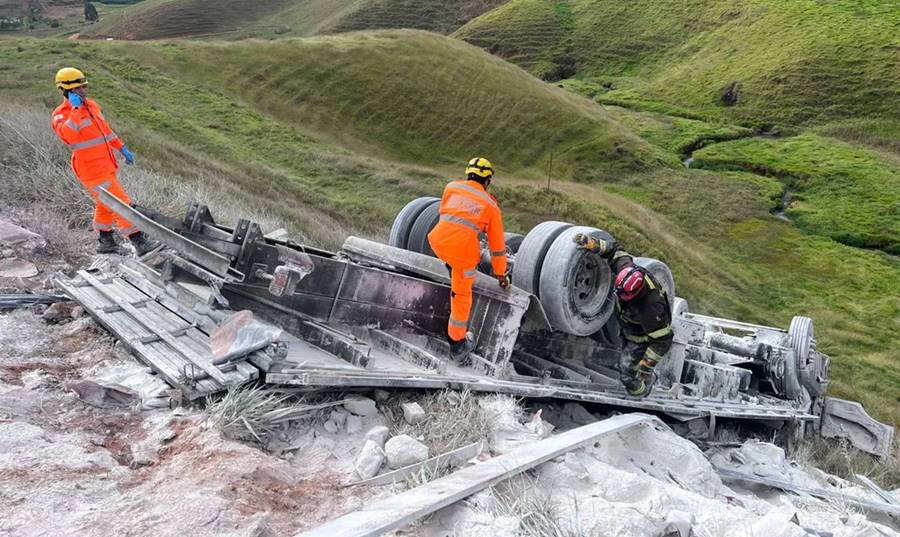 Caminhão com calcário tomba e deixa uma pessoa morta e outra ferida em Muriaé