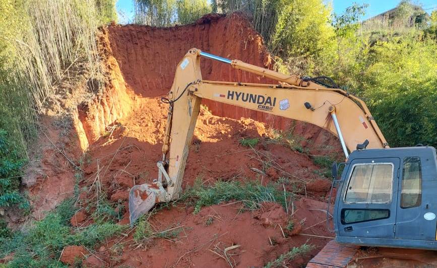 Fiscalização da prefeitura autua responsável por desaterro em Tebas