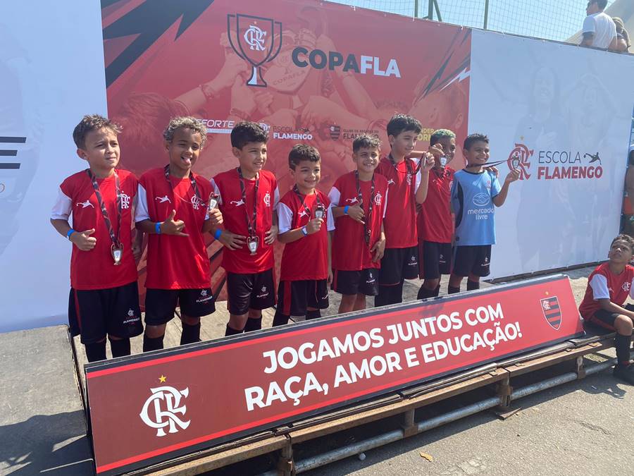 Escola de Futebol do Flamengo completa 4 meses em Leopoldina com 120 alunos e participações em eventos no RJ e JF