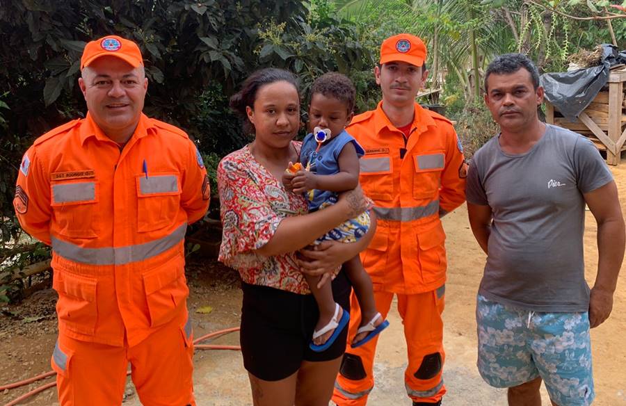 Criança de 2 anos é salva com ajuda de bombeiros ao engasgar com pedaço de fruta em Cataguases