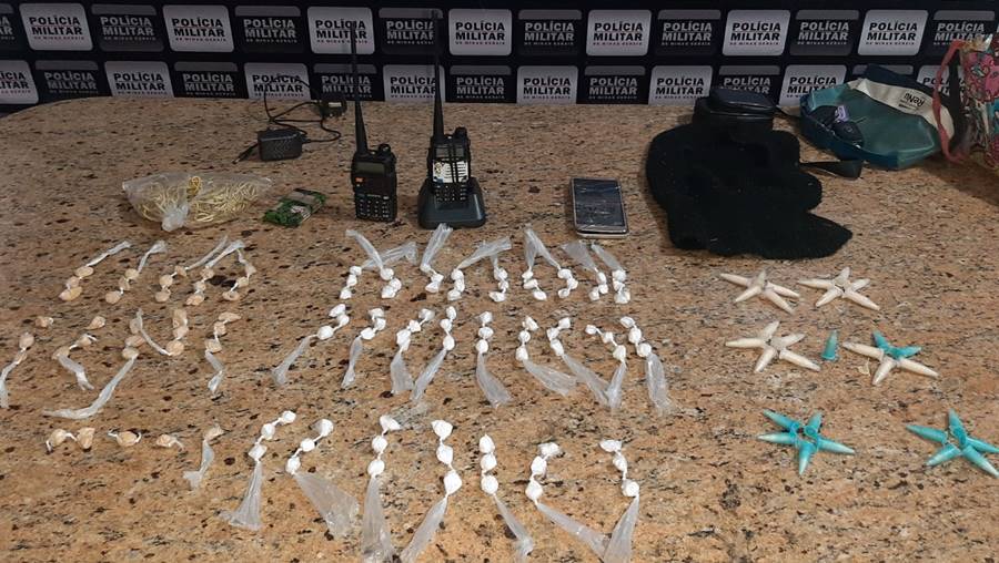 Suspeito de ser olheiro do tráfico é preso e drogas apreendidas pela PM em Leopoldina