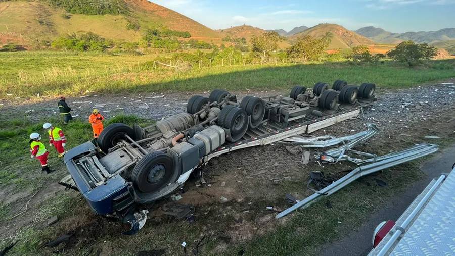 Caminhoneiro morre após carreta tombar na BR-116 em Muriaé