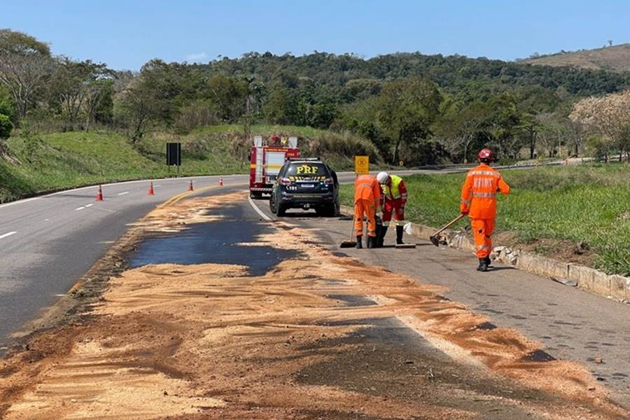 Carreta tomba na BR-116 em Muriaé e derrama óleo diesel na pista