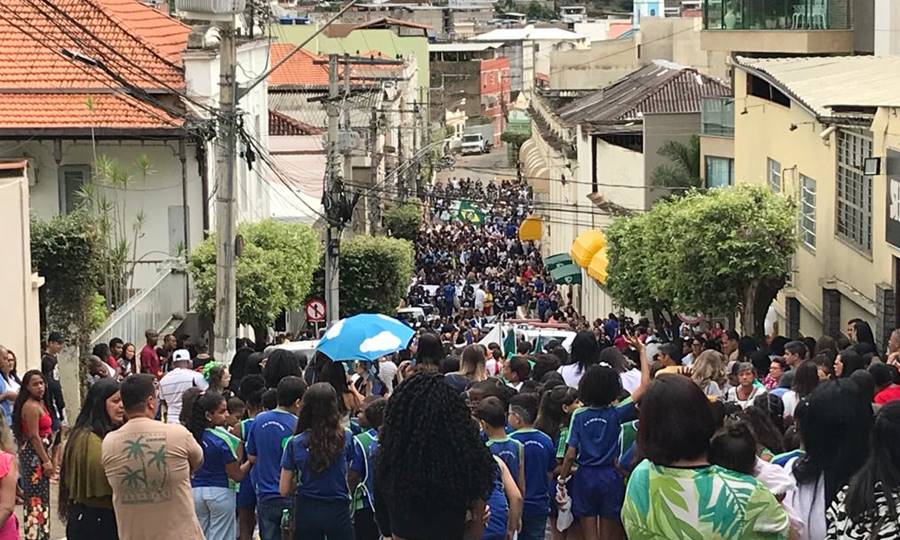 Comemoração dos 201 anos de Independência do Brasil leva multidão ao centro de Leopoldina