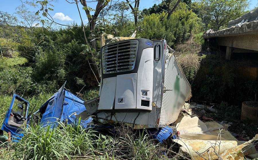 Carreta baú frigorífico cai de ponte e motorista fica ferido na BR-267 em Argirita