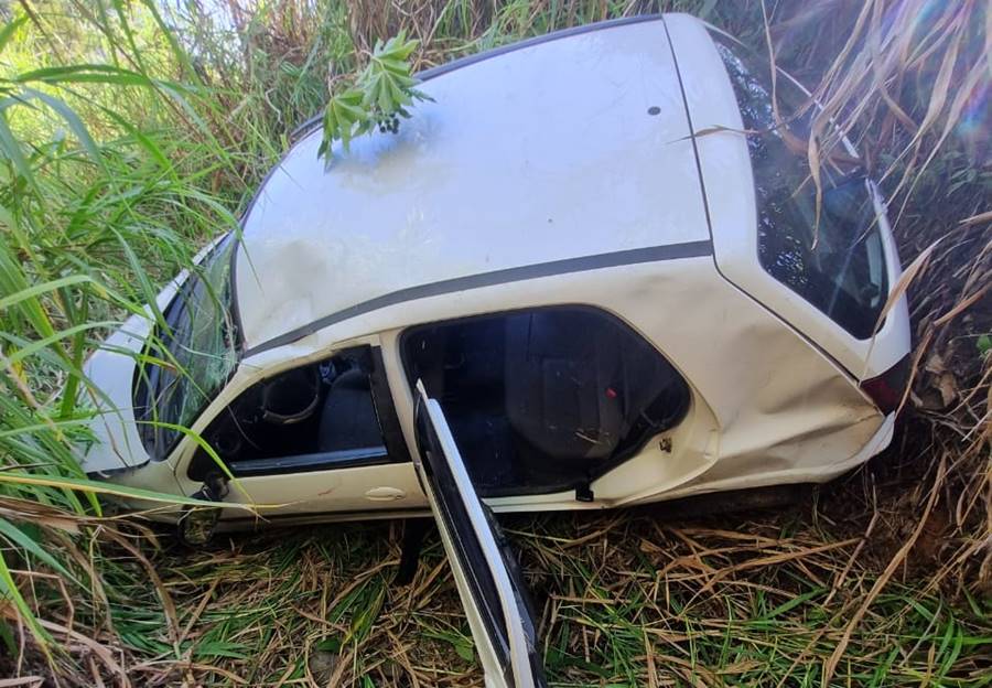 Carro capota e deixa quatro pessoas feridas próximo à Serra de Argirita
