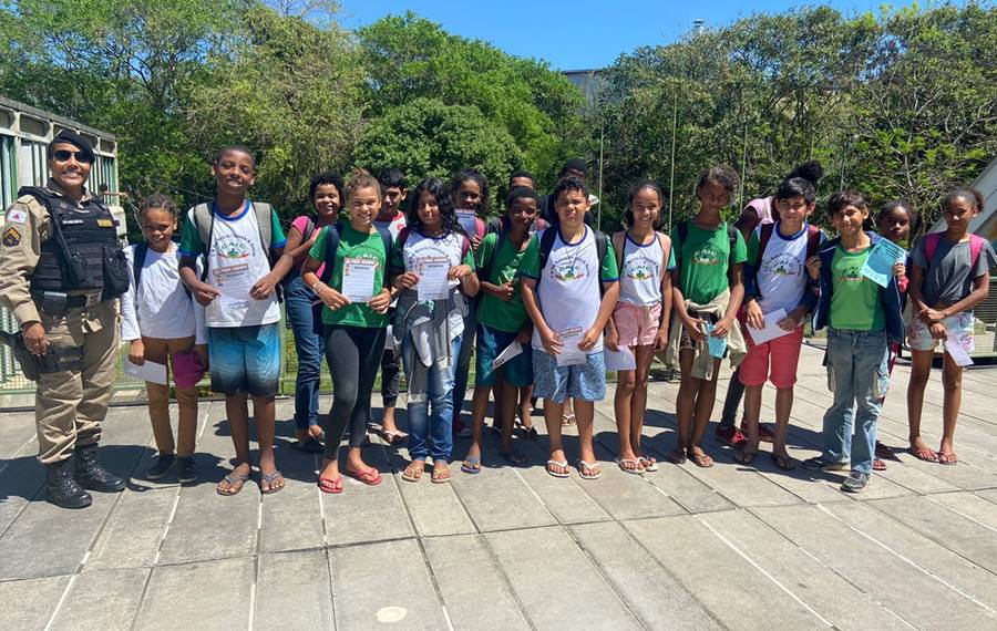 Patrulha Escolar da PM leva palestra educativa sobre trânsito a alunos de Leopoldina