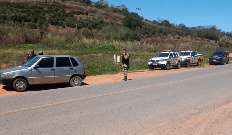 Dupla armada assalta correspondente bancário e rouba dois carros em Viçosa
