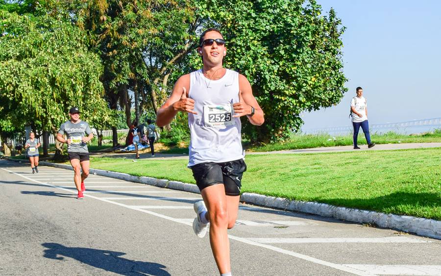 Atleta leopoldinense da EPCAR é medalha de prata em Campinas no futebol e 2º lugar na Meia Maratona de Niterói