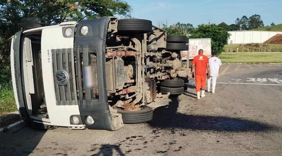 Caminhão tomba no trevo da BR-116 com BR-267 em Leopoldina