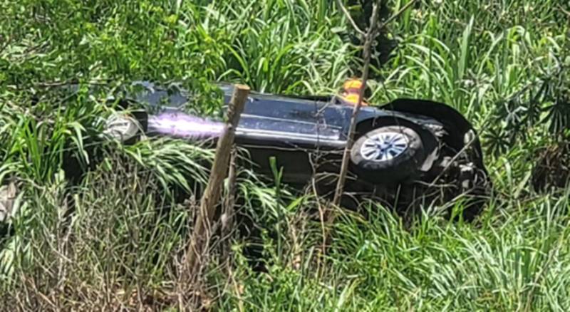 Carro capota, cai em ribanceira e motorista fica ferido na BR-116 em Além Paraíba