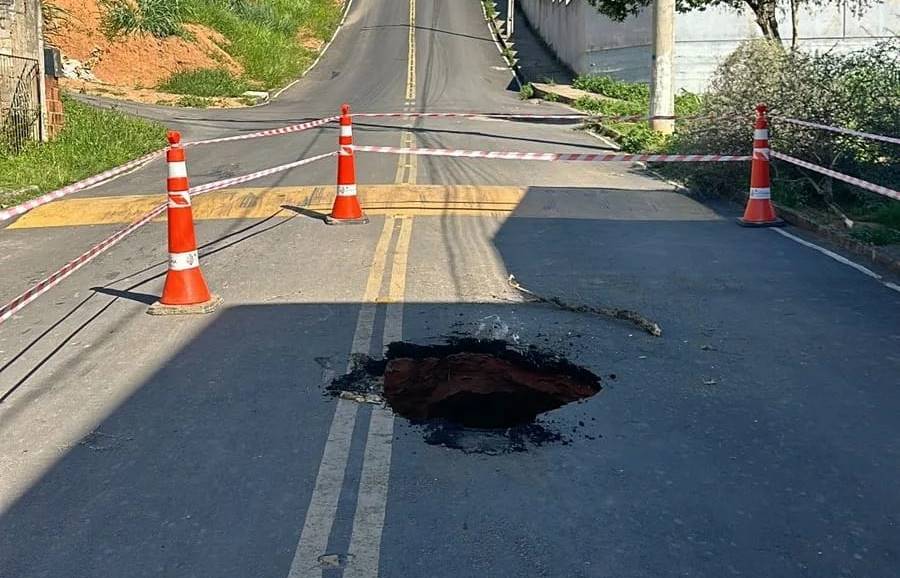 Trecho de avenida em Leopoldina é interditado após cratera se abrir com passagem de caminhão