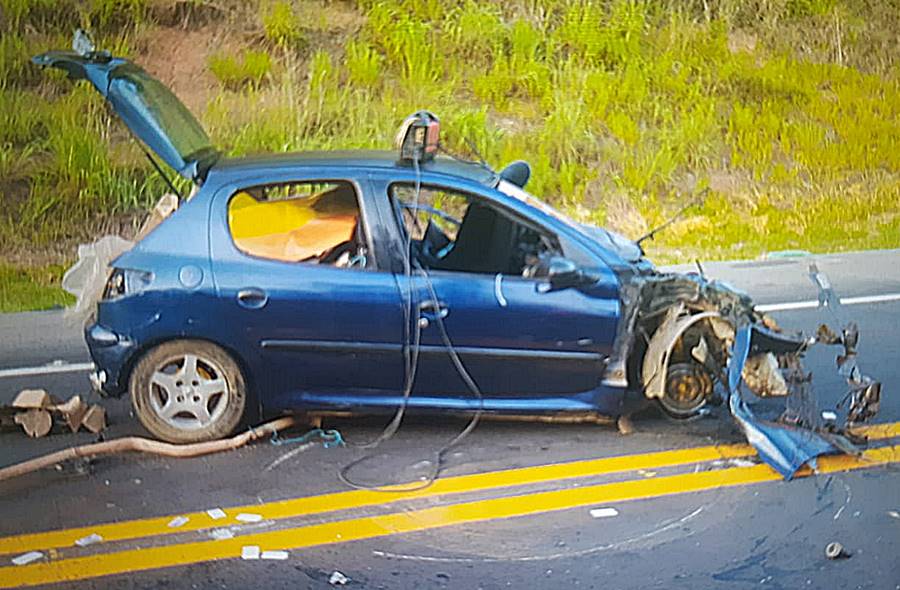 Colisão entre carro e carreta deixa um ferido grave na BR-116 em Além Paraíba