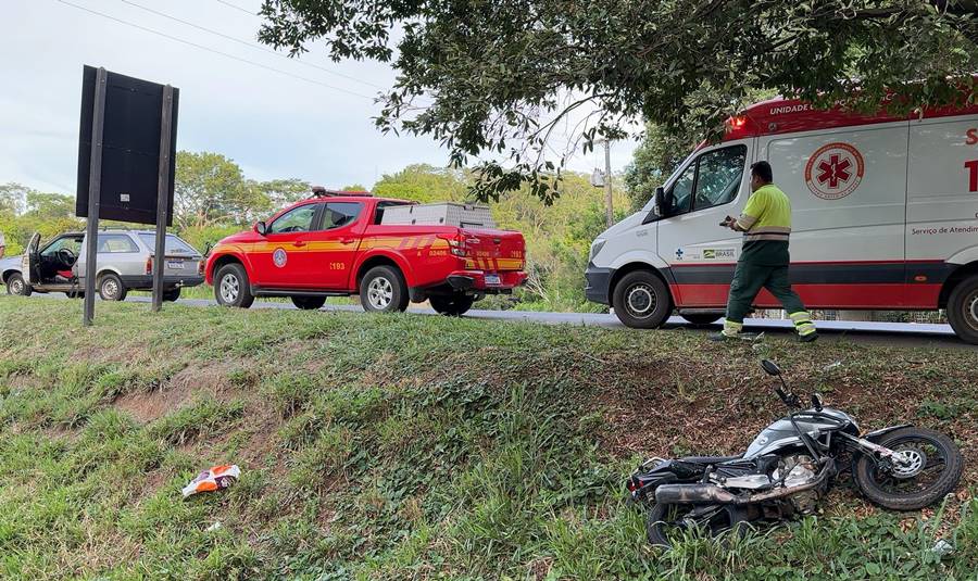 Colisão entre carro e moto deixa dois feridos na BR-116 em Leopoldina