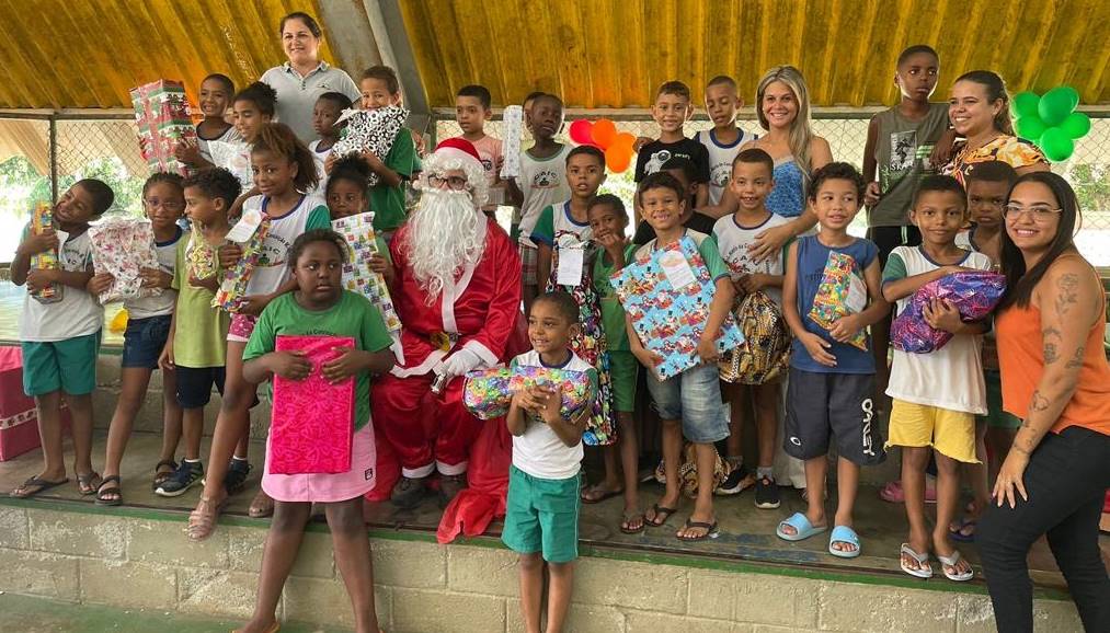Mais de 300 crianças de Leopoldina ganham presentes do Natal Solidário ‘Brincando e Cooperando’ do Sicredi