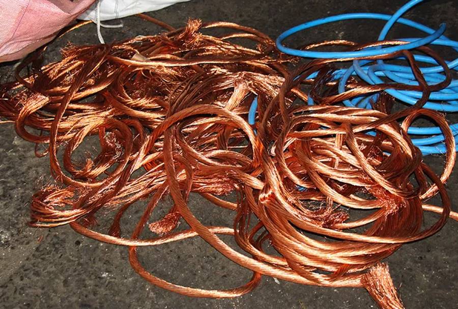 Ladrão entra em comércio desativado e furta mais de 1.200 metros de fios de cobre em Leopoldina