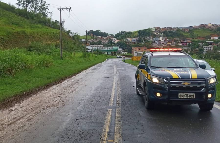 Pista molhada aumenta risco de acidentes; rodovias mineiras têm 50 bloqueios e 218 pontos de atenção