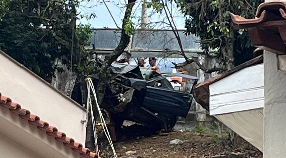 Carro se desprende de guincho, desce morro e quase atinge casa em Laranjal