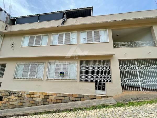 Casa com apartamento independente à venda em ponto estratégico de Leopoldina