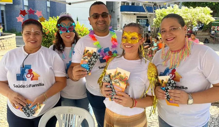 Equipes de saúde de Leopoldina distribuem panfletos para estimular prevenção de DSTs no Carnaval