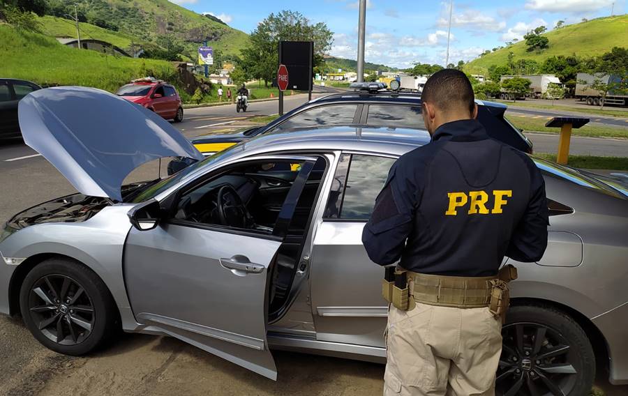 PRF em Leopoldina recupera veículo clonado e com registro de furto em Volta Redonda