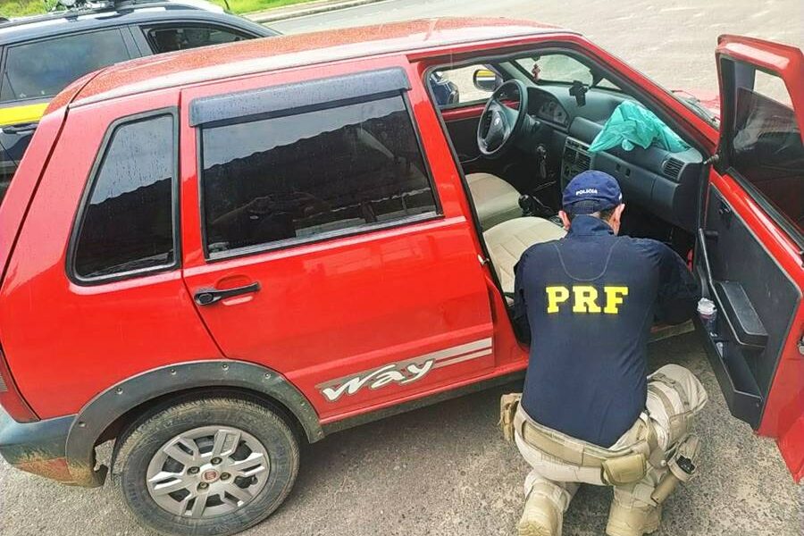 Fiscalização da PRF em Muriaé recupera carro furtado há 8 anos no Rio de Janeiro