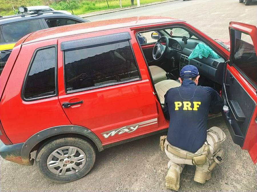 Fiscalização da PRF em Muriaé recupera carro furtado há 8 anos no Rio de Janeiro