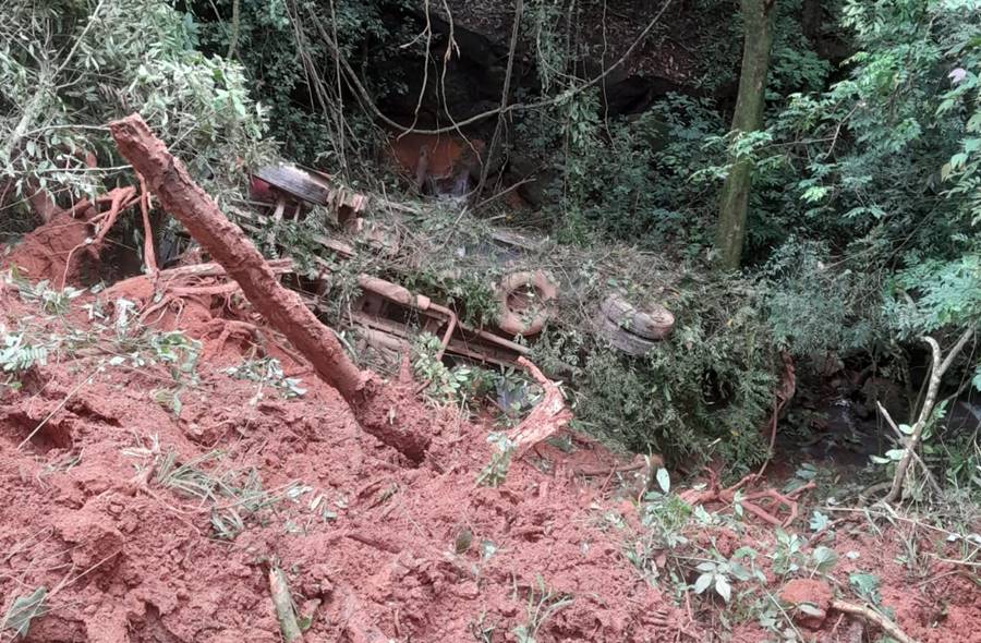 Caminhão carregado com leite tomba em ribanceira na estrada de Providência
