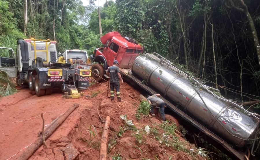 Caminhão que caiu em ribanceira na estrada de Providência é retirado após ação que durou 8 horas