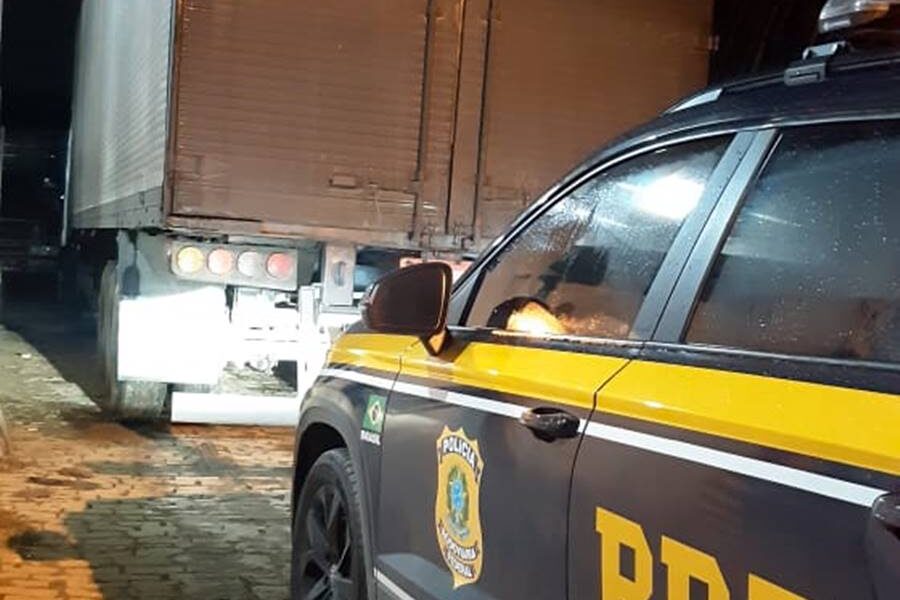 Carreta com documento fraudado é apreendida pela PRF durante fiscalização em Leopoldina
