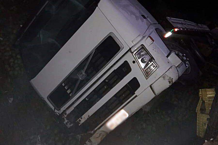 Carreta com carga de mangas bate em barranco na BR-116 em Leopoldina