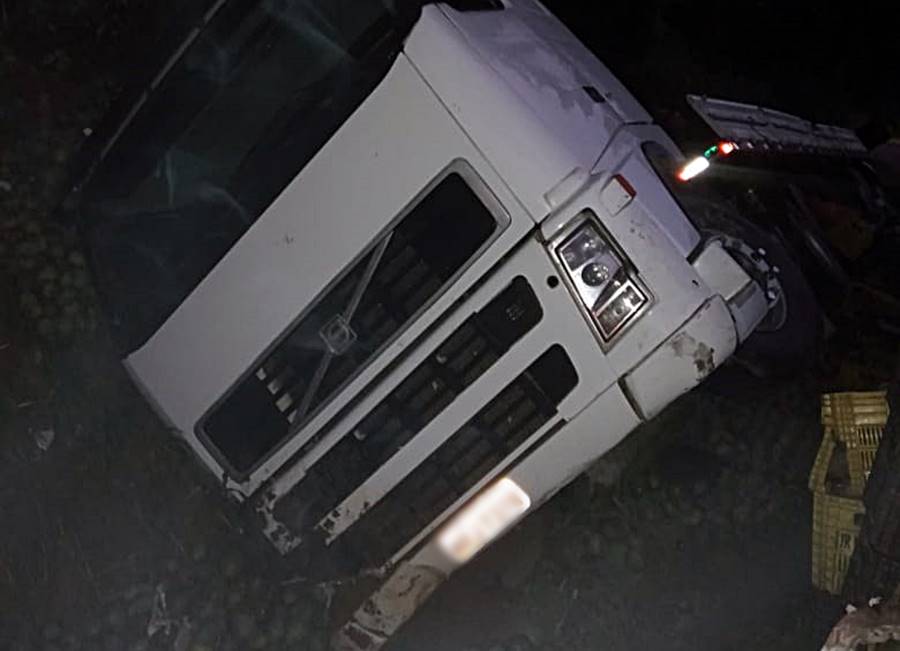 Carreta com carga de mangas bate em barranco na BR-116 em Leopoldina