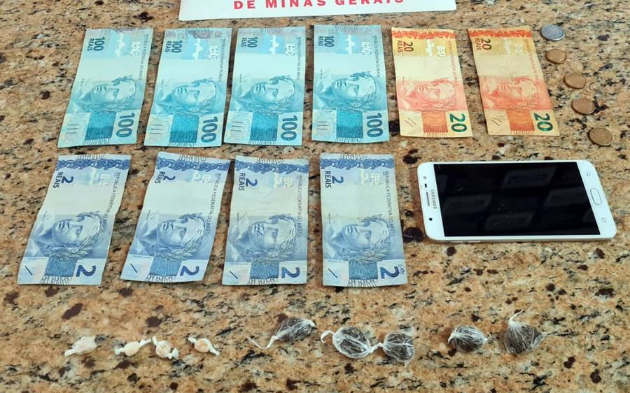 Mulher que levava drogas para distrito é presa pela PM em Leopoldina