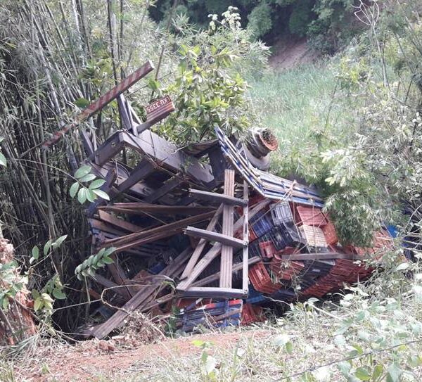 Carro e caminhão colidem na BR-120 entre Leopoldina e Cataguases