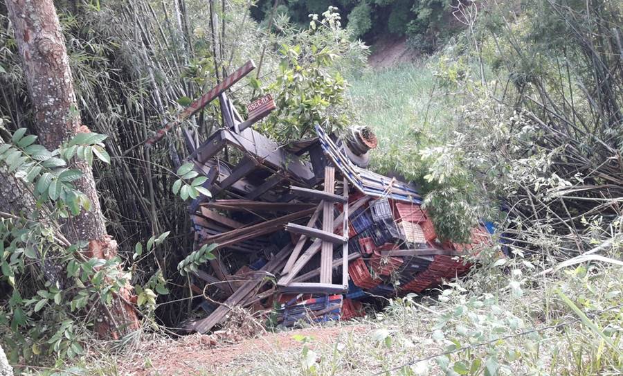 Carro e caminhão colidem na BR-120 entre Leopoldina e Cataguases