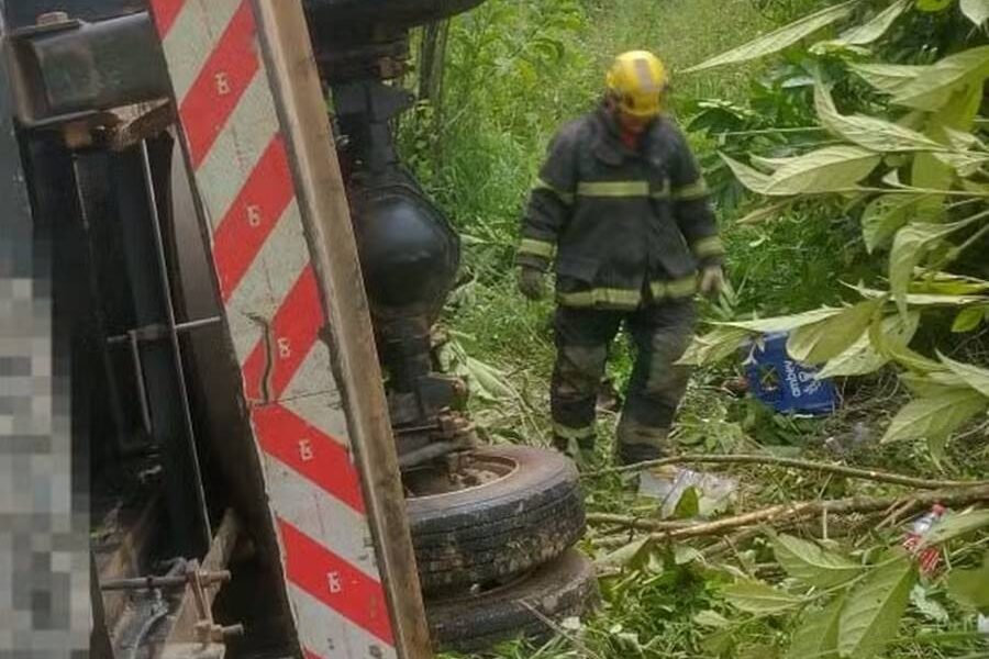 Ajudante morre após caminhão de bebidas descer ribanceira de 50 metros e capotar em Muriaé