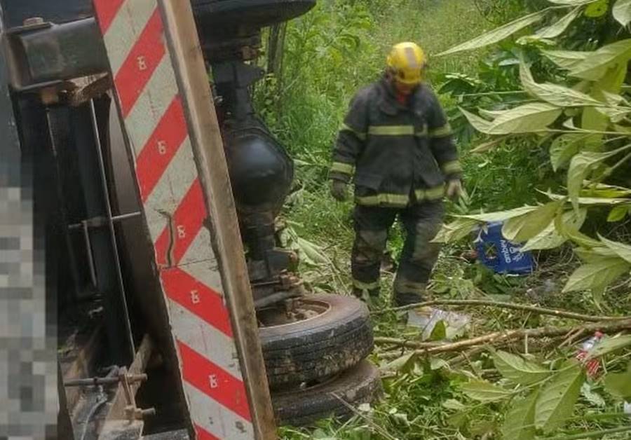 Ajudante morre após caminhão de bebidas descer ribanceira de 50 metros e capotar em Muriaé