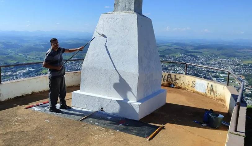 Após pichação, monumento no Morro do Cruzeiro passa por manutenção em Leopoldina