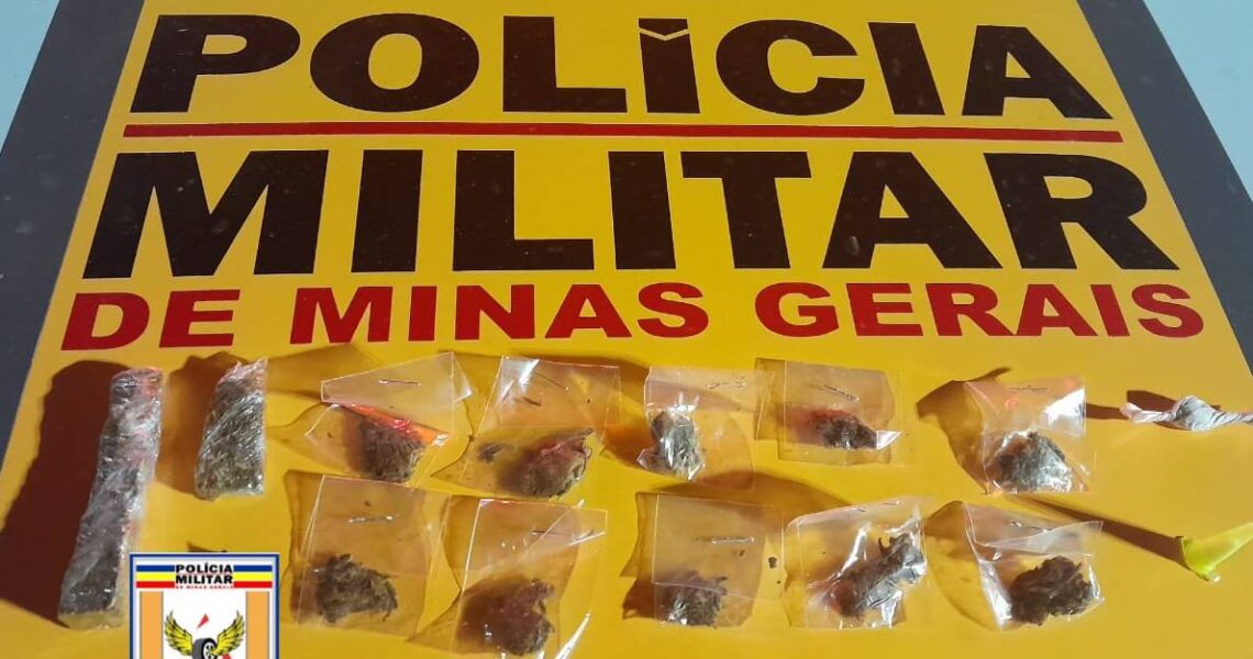 Fiscalização flagra motorista fumando maconha e com drogas em veículo