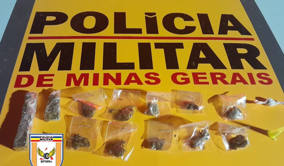 Fiscalização flagra motorista fumando maconha e com drogas em veículo