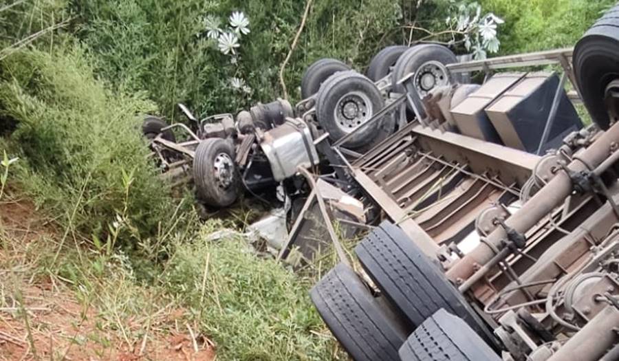 Carreta tomba e motorista morre preso às ferragens em Estrela Dalva