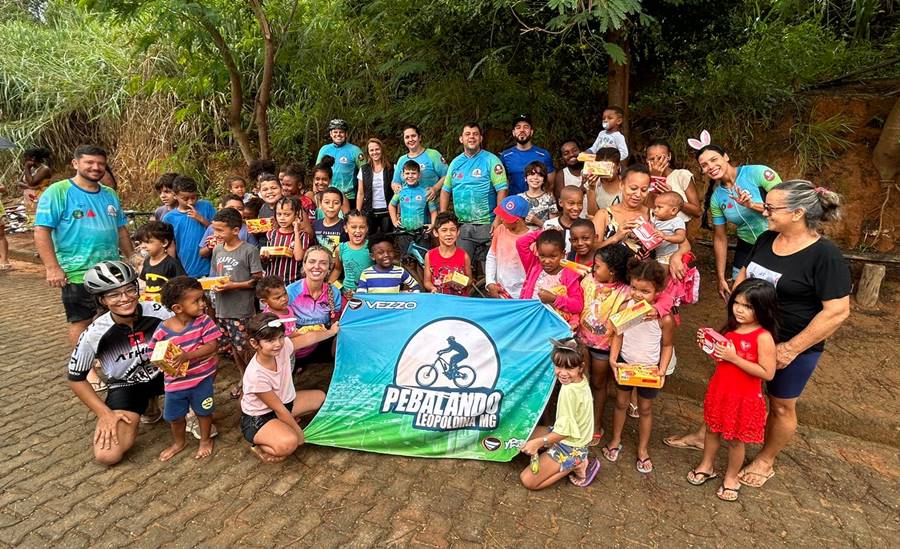 Ciclistas de Leopoldina distribuem chocolates para mais de 250 crianças